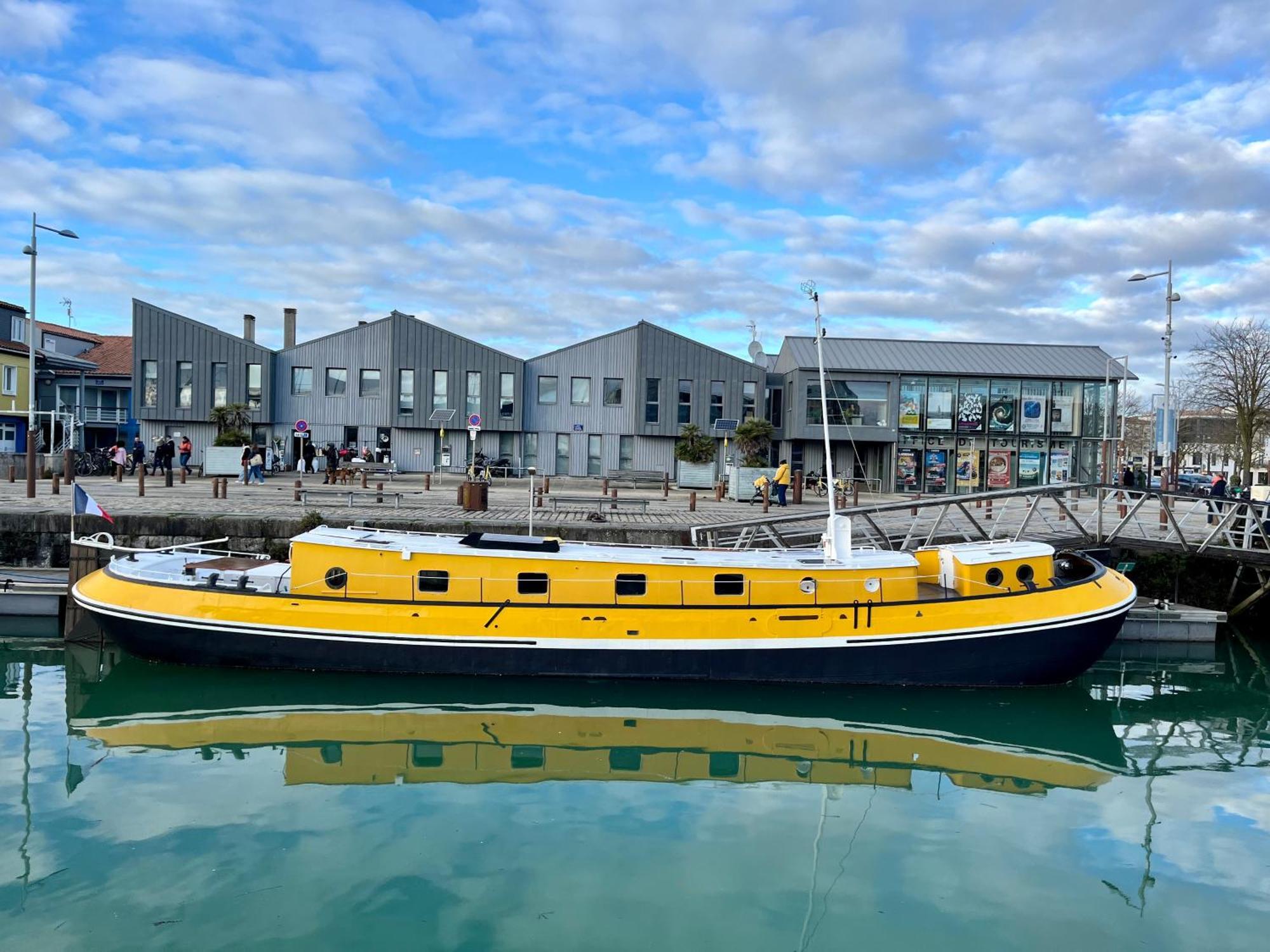 Une Peniche Dans Le Bassin À Flot Du Vieux Port La Rochelle (Charente-Maritime) Exterior foto
